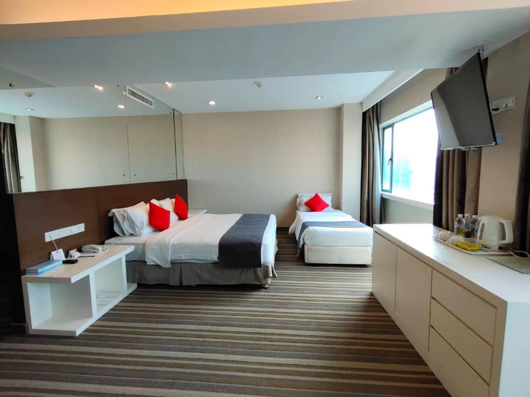 Capital Hotel 3*
